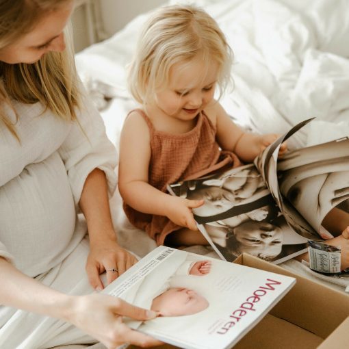 samen magazine lezen moeder dochter