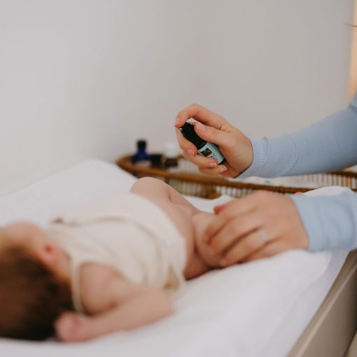 moeder spuit baby zink spray op billetjes baby