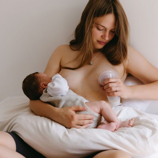 vrouw met baby aan kolven