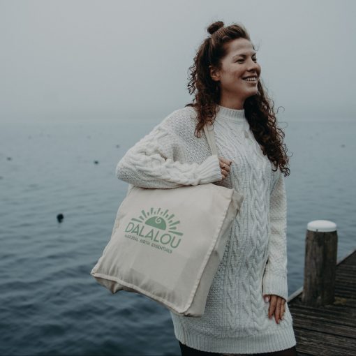 zwangere vrouw met tas van dalalou bij water