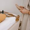 moeder en baby met steriele gaasjes kraamtijd