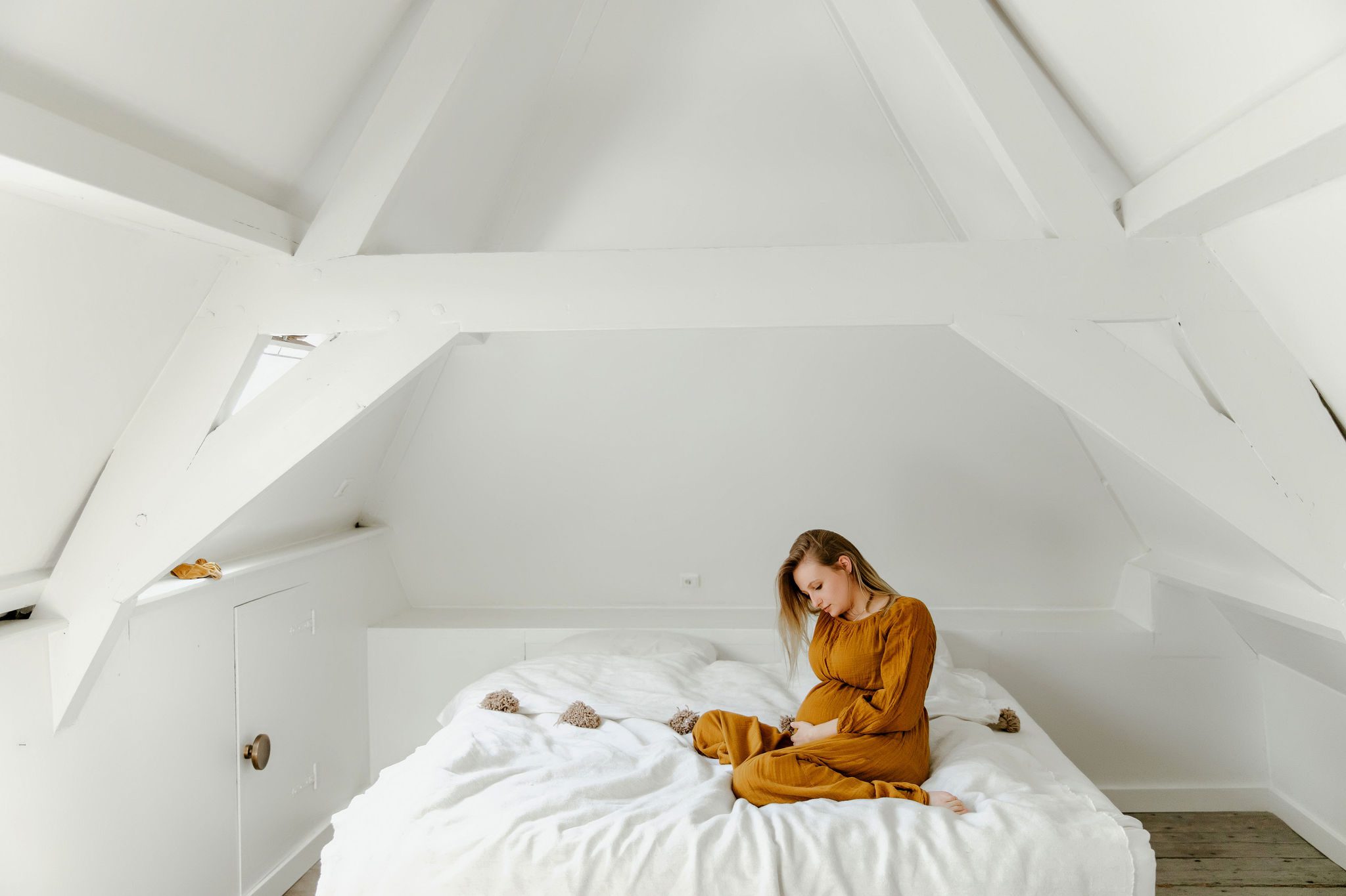 zwangere vrouw op bed