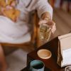 vrouw drinkt thee in kraamtijd