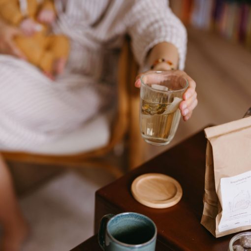vrouw drinkt thee in kraamtijd