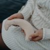 warmtekussen baby in handen moeder