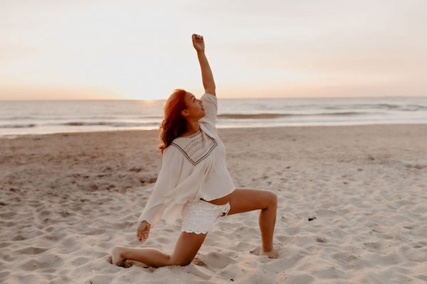 zwangere vrouw yoga strand