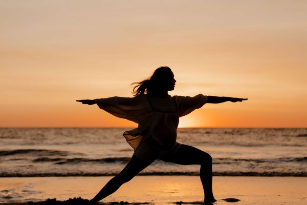 zwangere vrouw doet yoga warriorpose