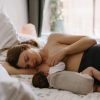 vrouw met mosagaat hanger