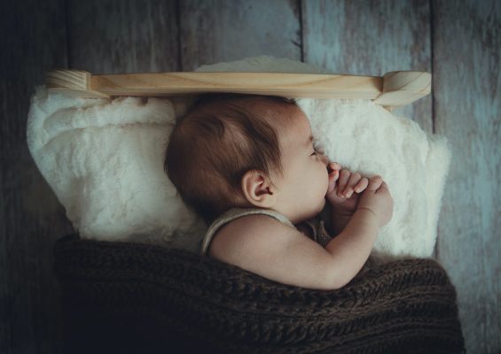 baby slaapt in wol