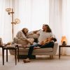 gezin met zoutlamp in kraamtijd met baby