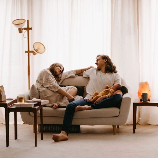 gezin met zoutlamp in kraamtijd met baby