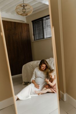 zwangere vrouw in kamer op grond