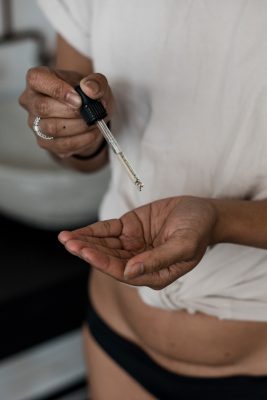 vrouw met arganolie na keizersnede