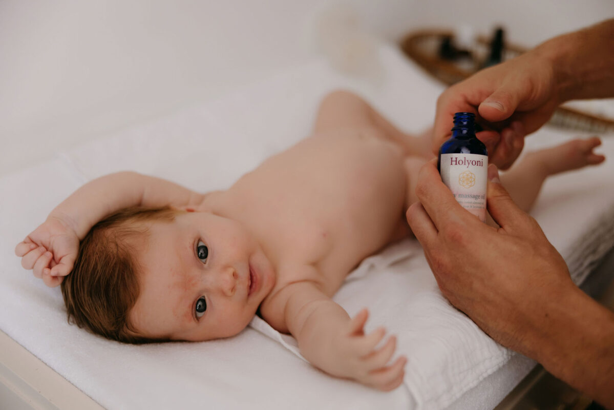 baby wordt gemasseerd