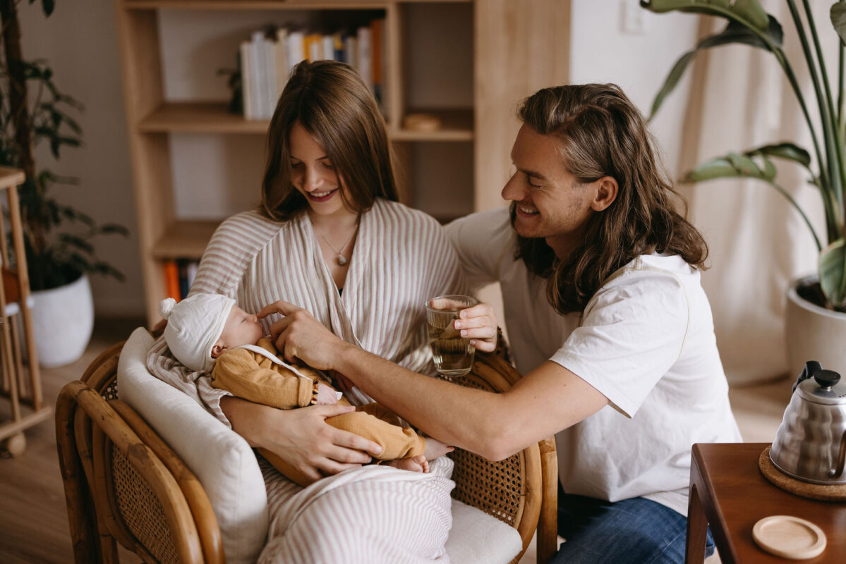 ouders genieten van baby