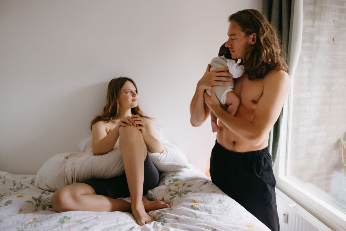 stel met baby in kraamtijd