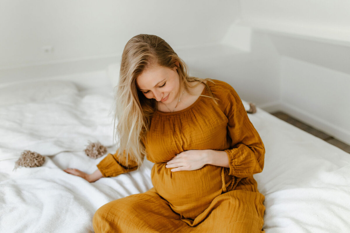 zwangere voelt haar baby bewegen
