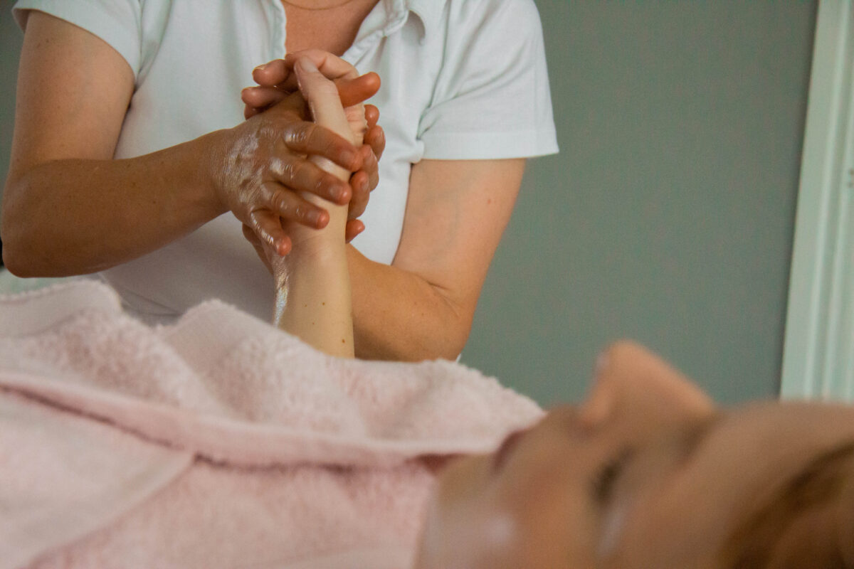 vrouw wordt gemasseerd in kraamtijd