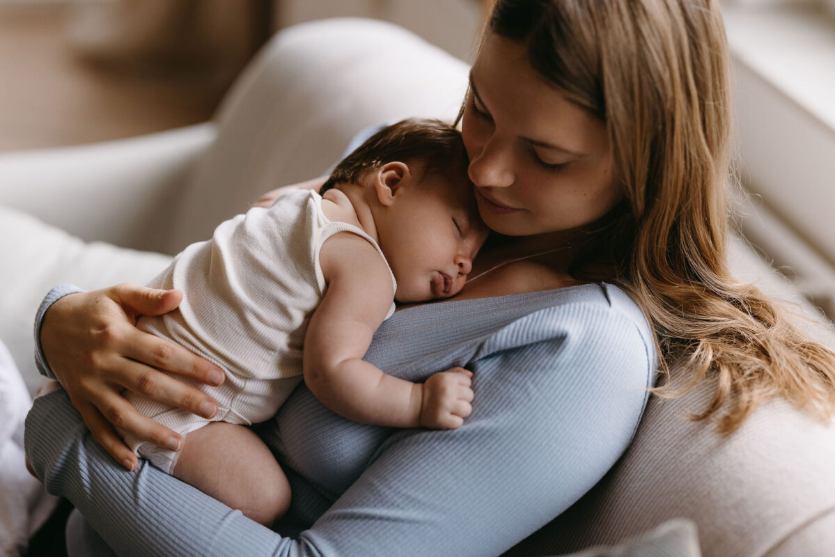 kraamvrouw met baby die slaapt