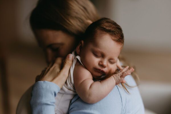 vrouw met baby in kraamtijd