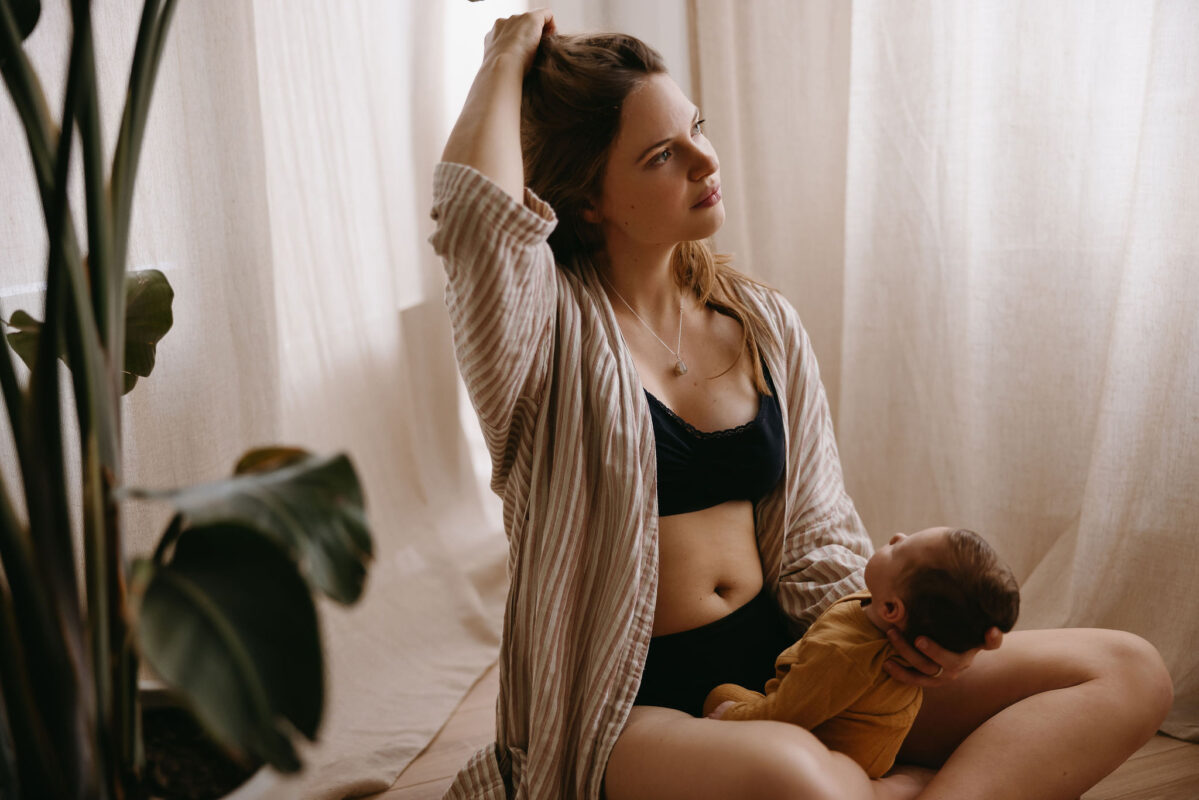vrouw met baby in kraamtijd emotioneel