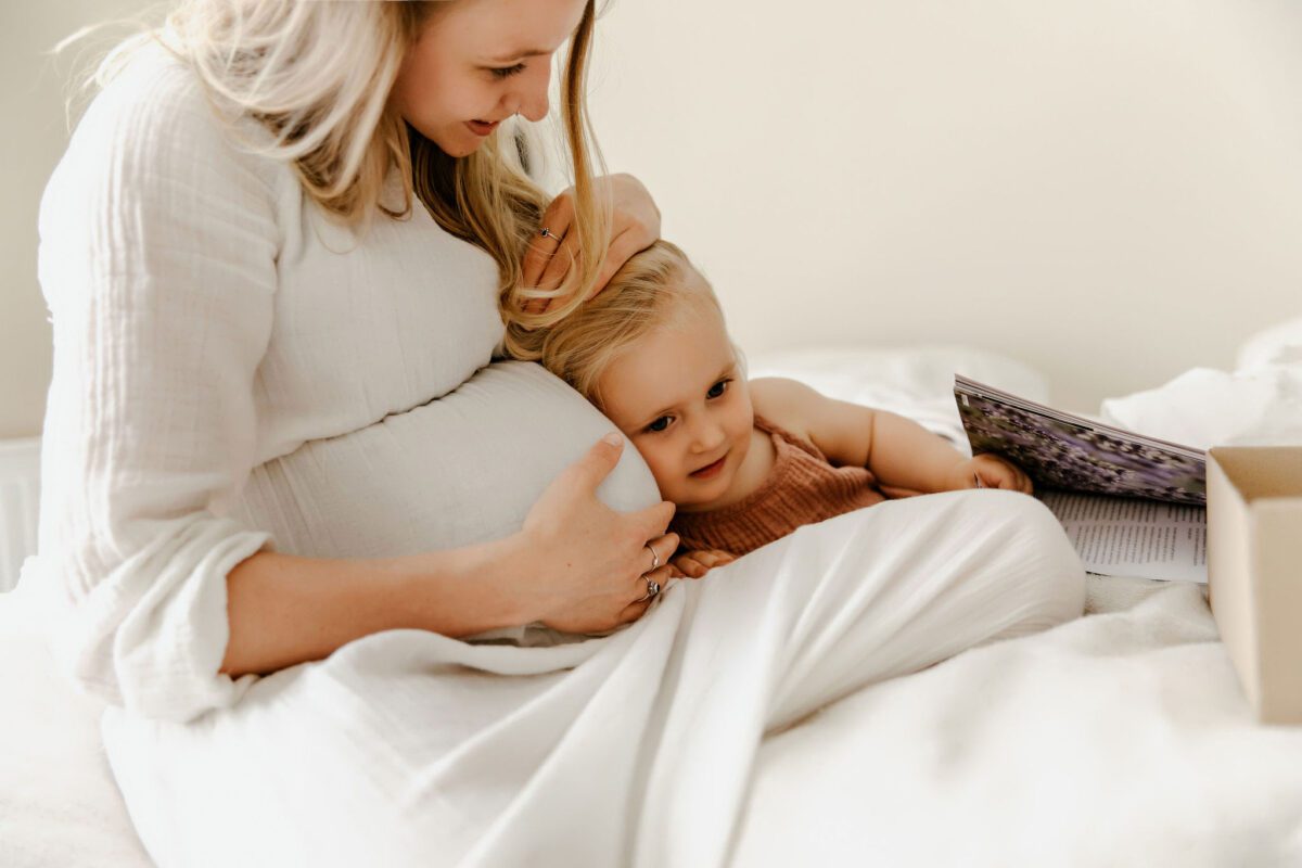zwangere vrouw met dochter