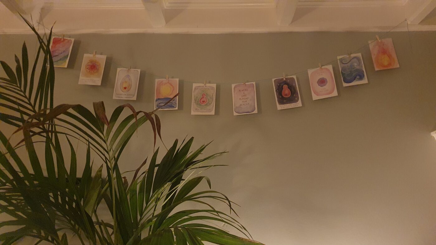affirmatiekaarten aan muur