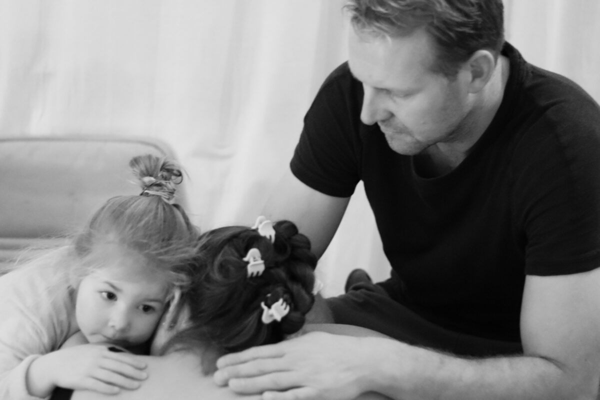 dochter knuffelt moeder tijdens baren
