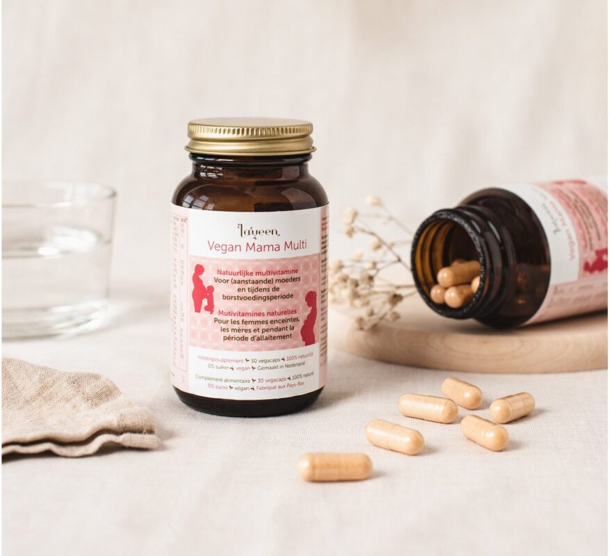 glas met capsules multivitamine