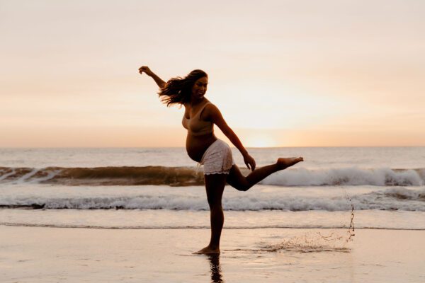 zwangere vrouw doet yoga