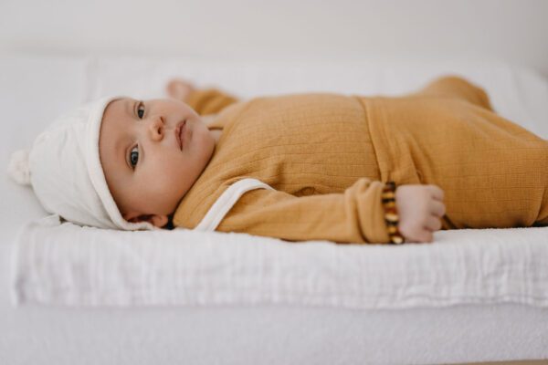 baby op aankleedkussen