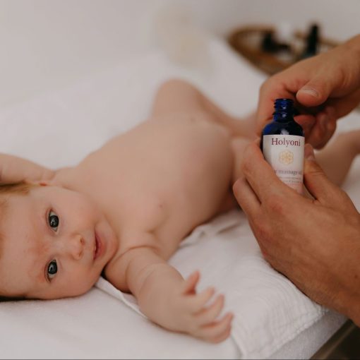 baby wordt gemasseerd