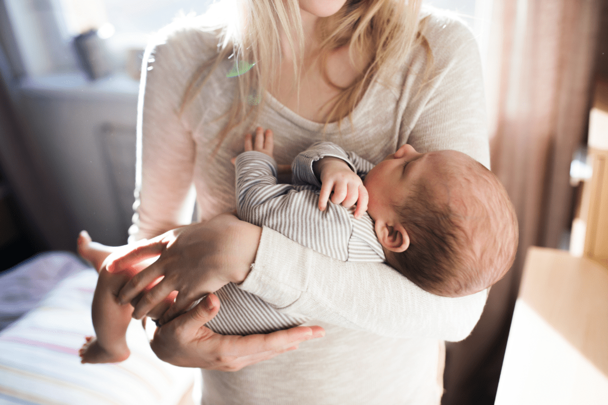 baby in armen van moeder