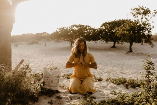 zwangere vrouw in meditatiehouding