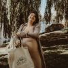 tas dalalou met zwangere vrouw bij boom