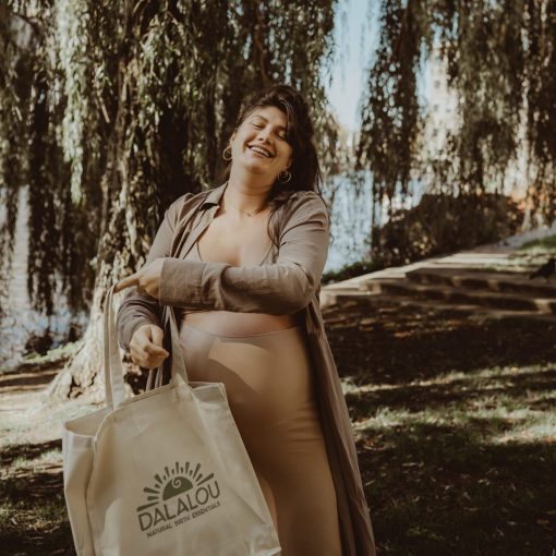 tas dalalou met zwangere vrouw bij boom