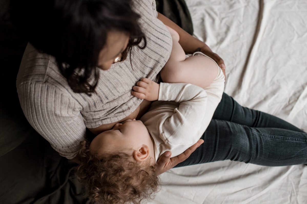 baby aan de borst met romper biologisch katoen