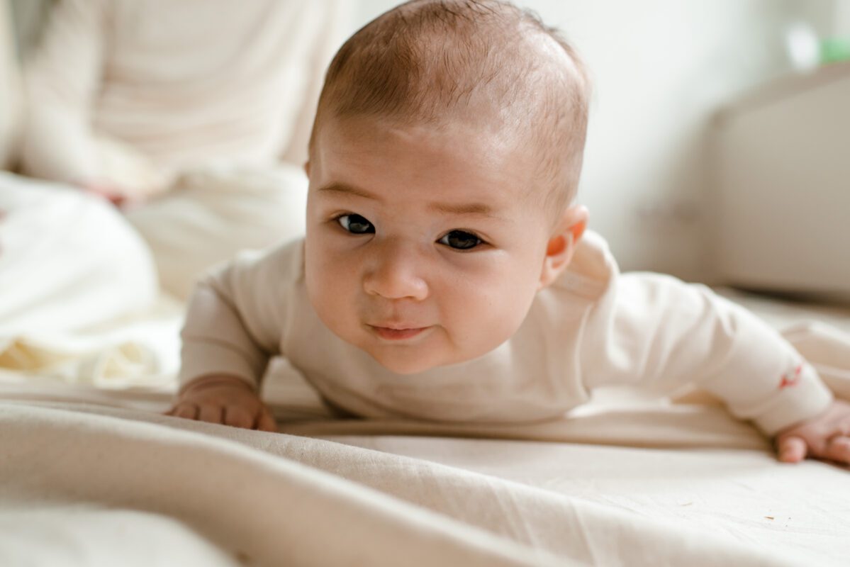 baby met romper van biologisch katoen