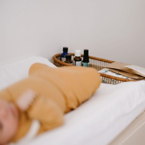 baby met zilverspray en andere producten op commode