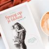 detail boek spuug op je blouse