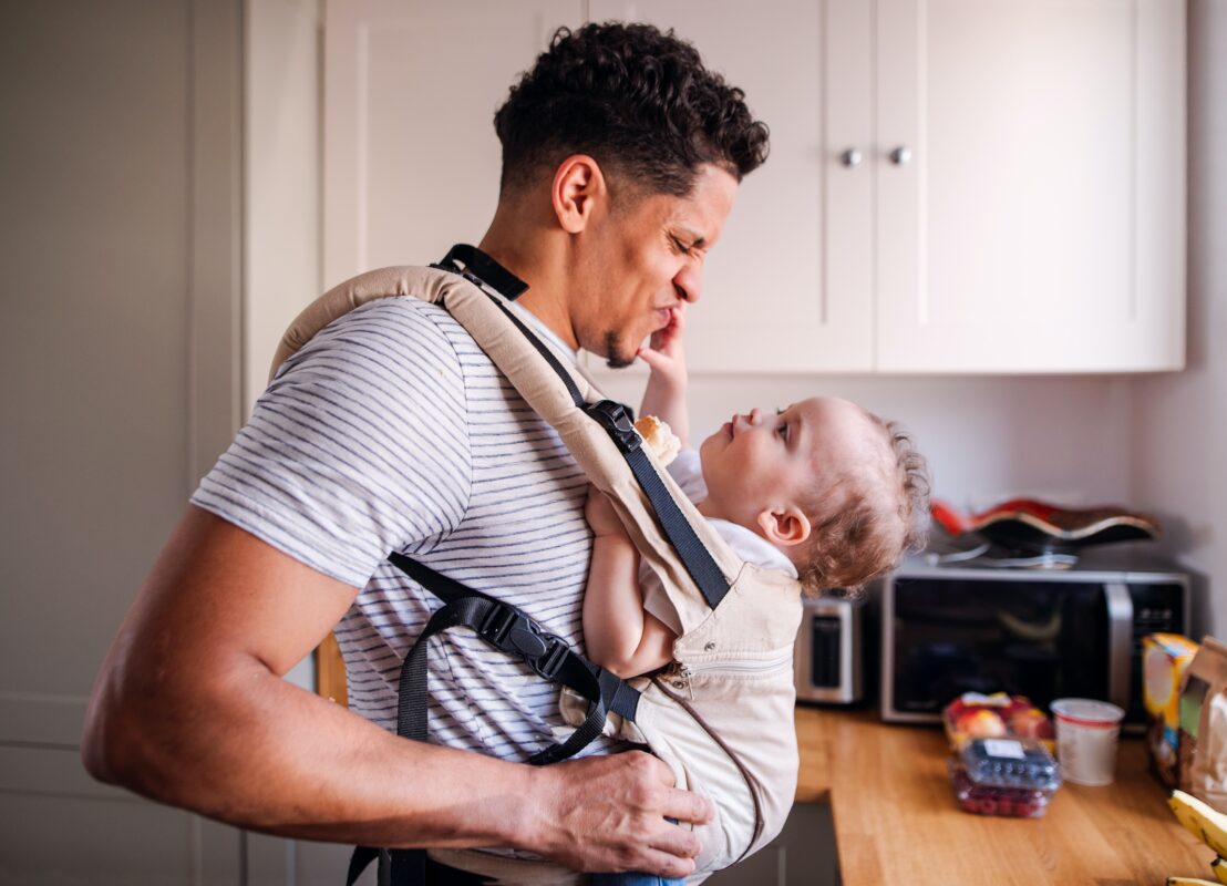 draagzak vader baby in keuken