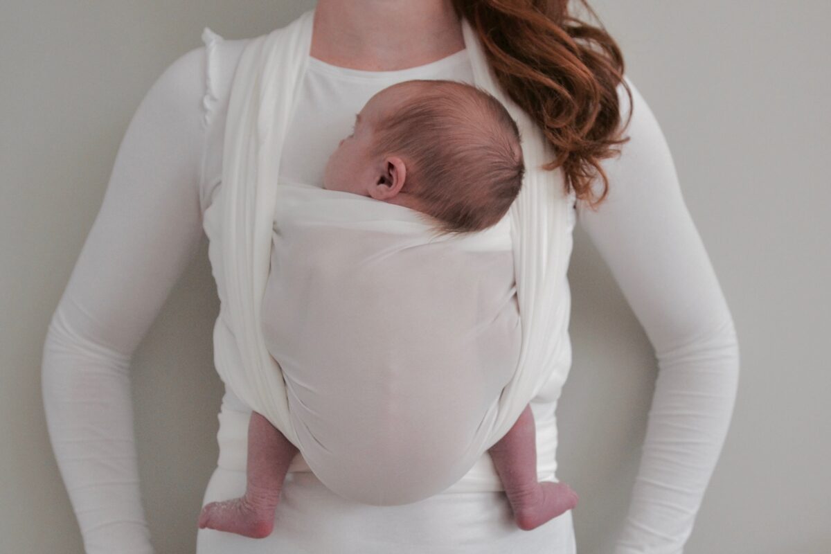 baby in draagdoek bij moeder