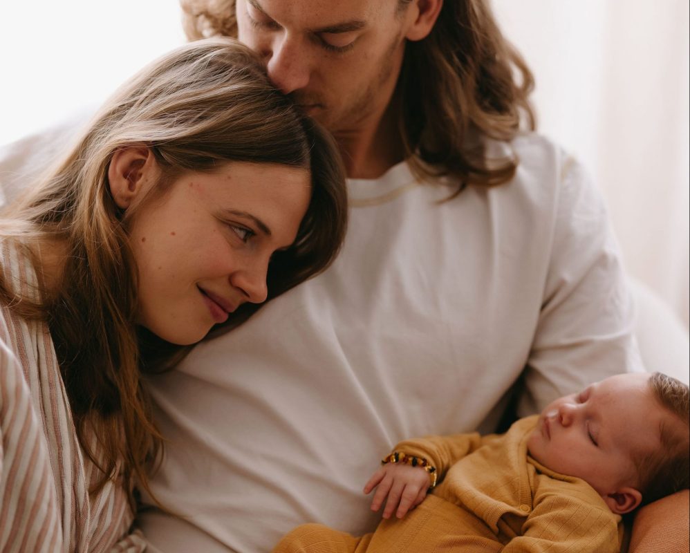 baby slaapt in armen vader