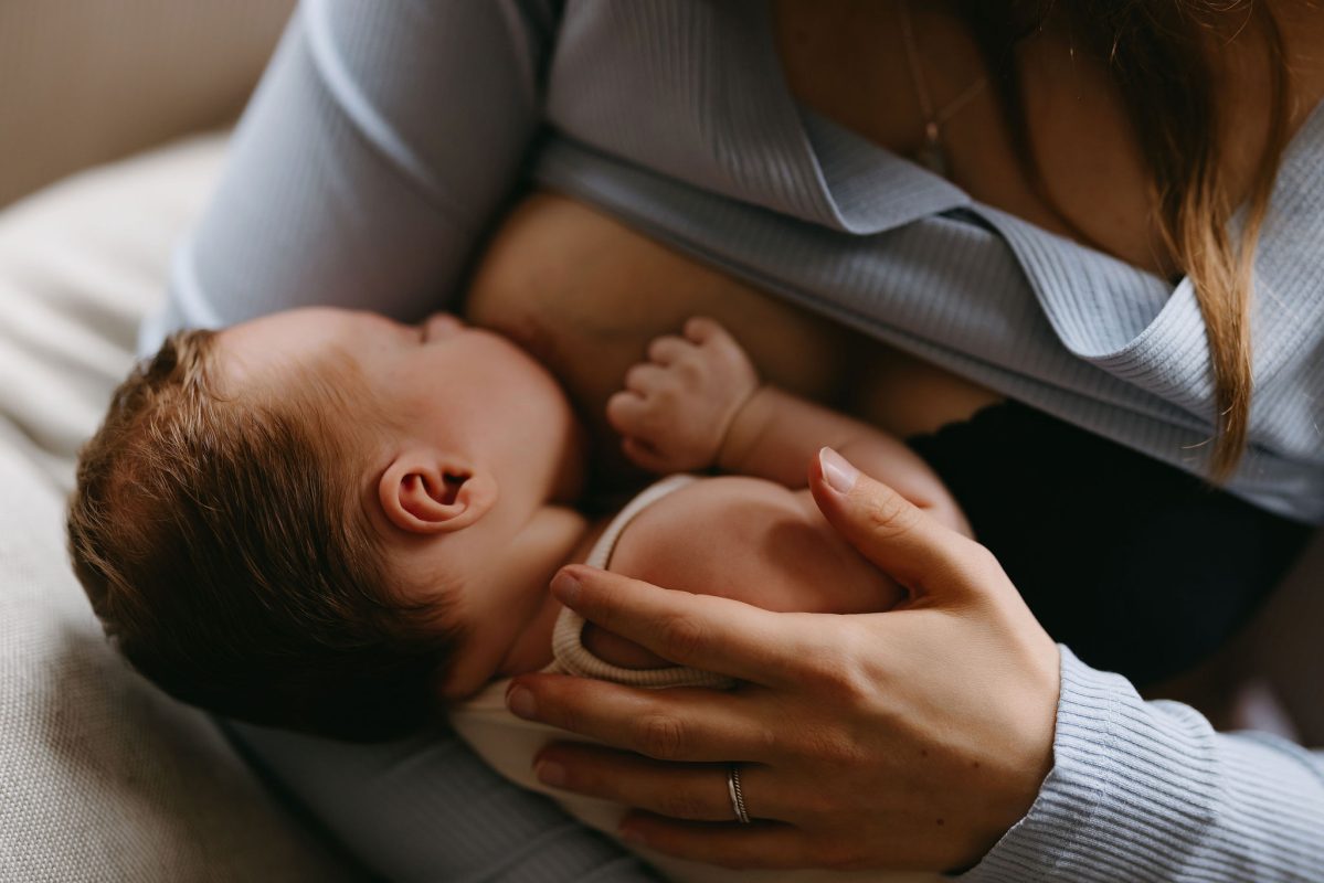 baby ligt aan borst bij moeder