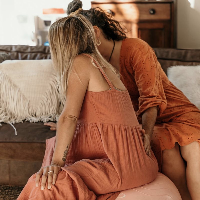 verloskundige vroedvrouw ondersteunt zwangere vrouw