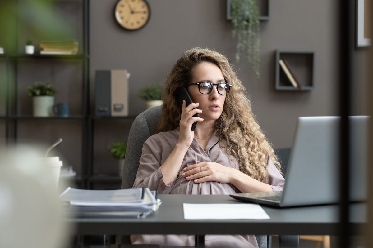 zwangere vrouw op het werk