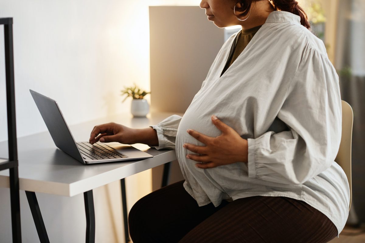zwangere vrouw met laptop