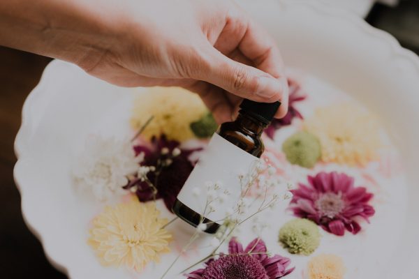 flesje met essentiele olie voor je baby bloemen