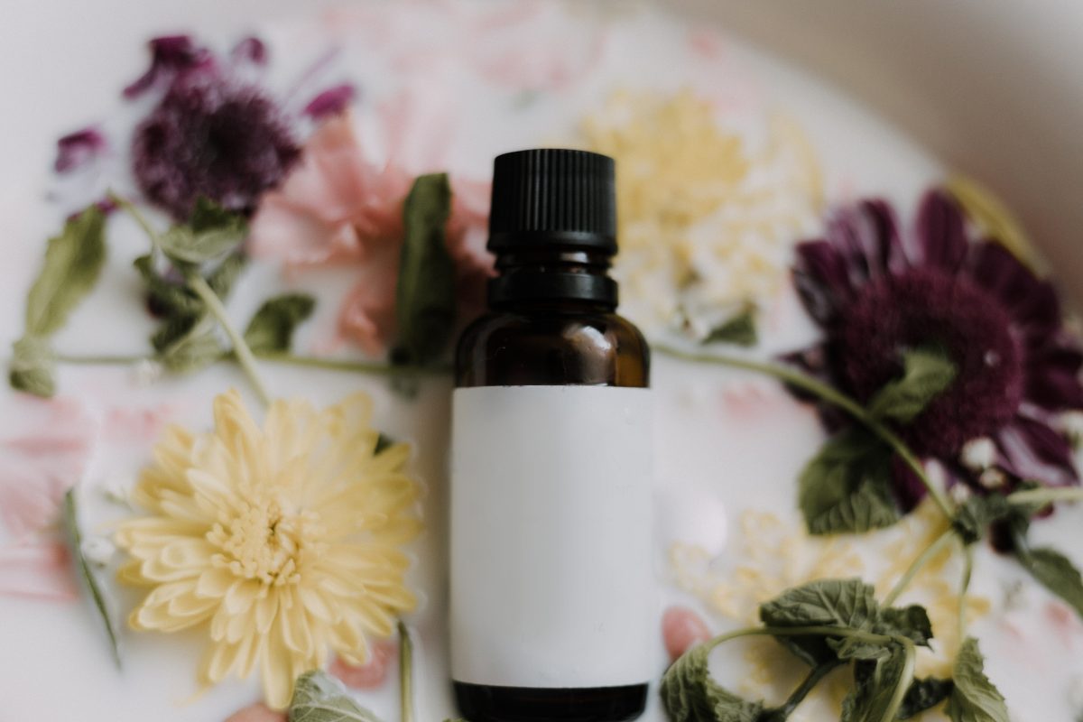 flesje essentiele olie bloemen