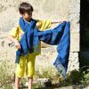 kind met blauwe doek